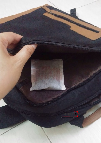 Đặt túi than hoạt tính trực tiếp vào trong giầy, túi xách, ba lô, vali, ngăn tủ, hộc tủ, ...